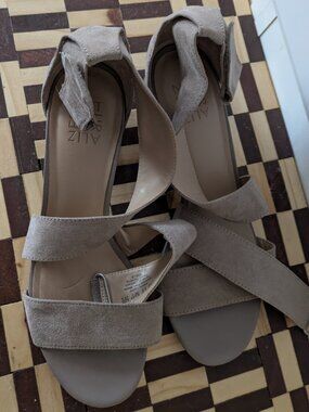 Neutralize women's Sandals in a size 8